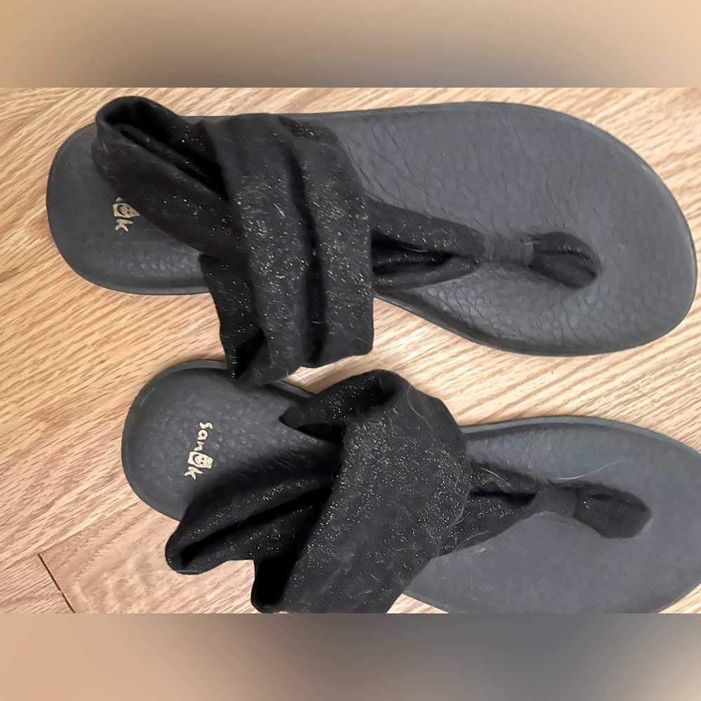 Sanuk thong sandals sz 10, black with gold speckles GUC